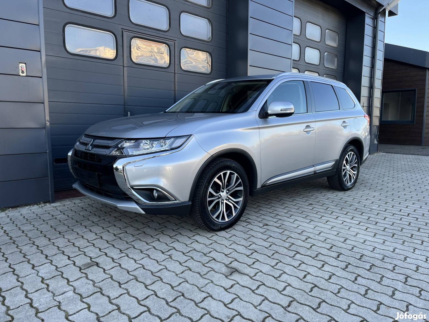 Mitsubishi Outlander 2.2 DI-D Instyle Navi 4WD...