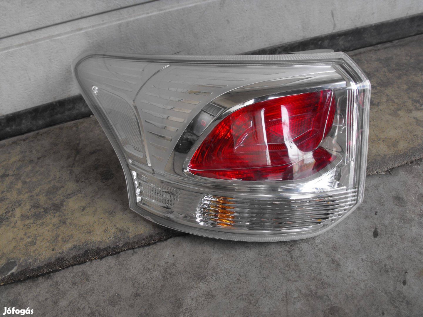 Mitsubishi Outlander 3.gen bal hátsó lámpa 2012-2015 8330A787
