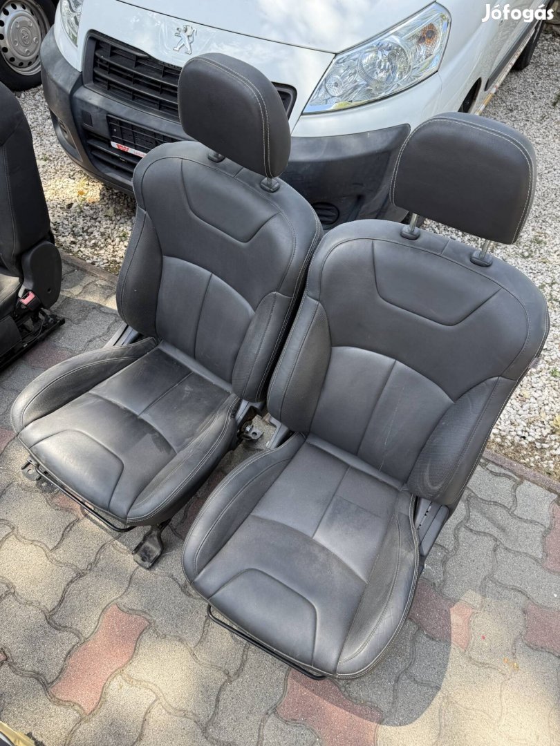 Mitsubishi Outlander első ülések 