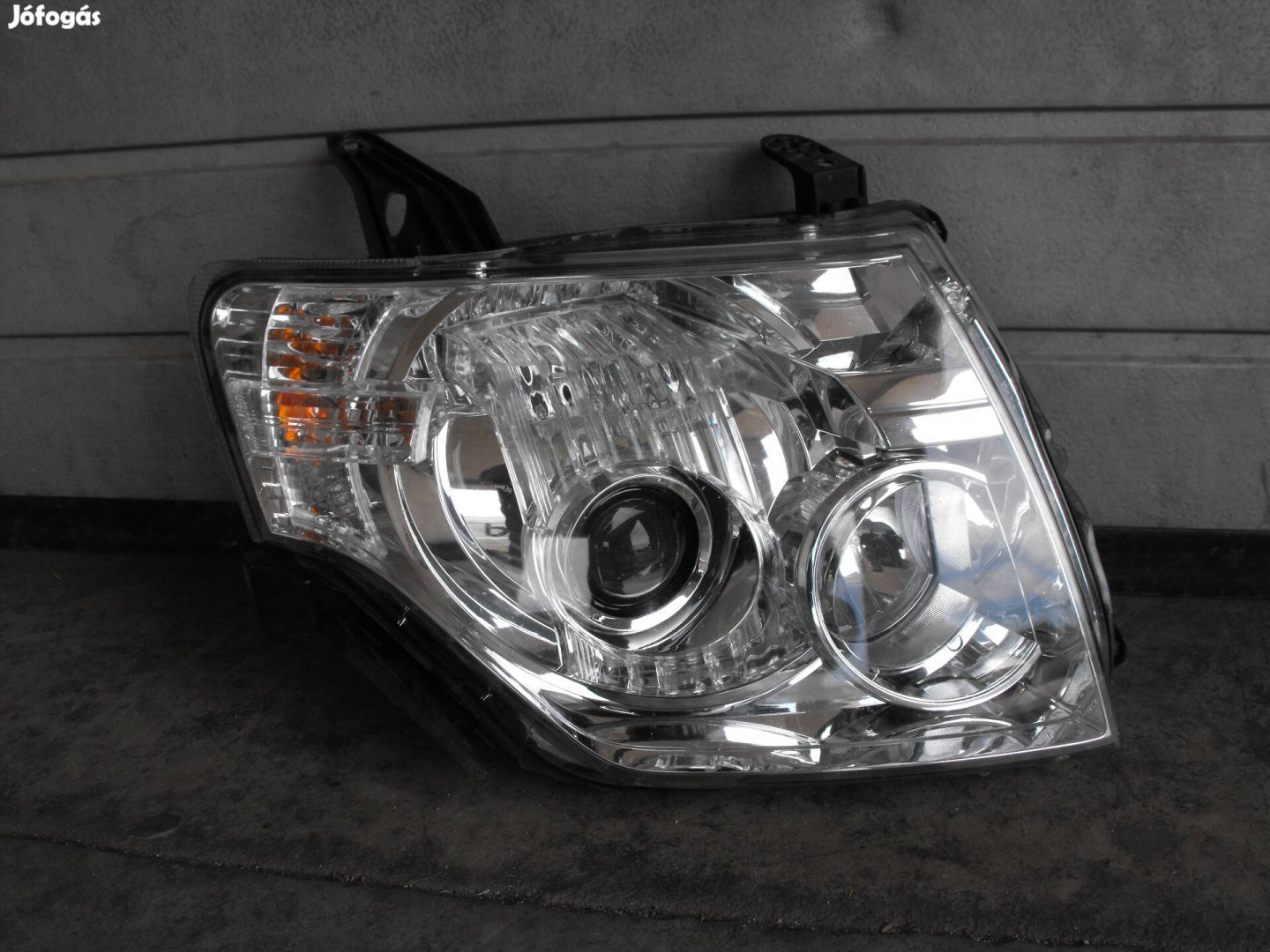 Mitsubishi Pajero 4.gen V80 jobb első lámpa fényszóró 2006-2021 100-8