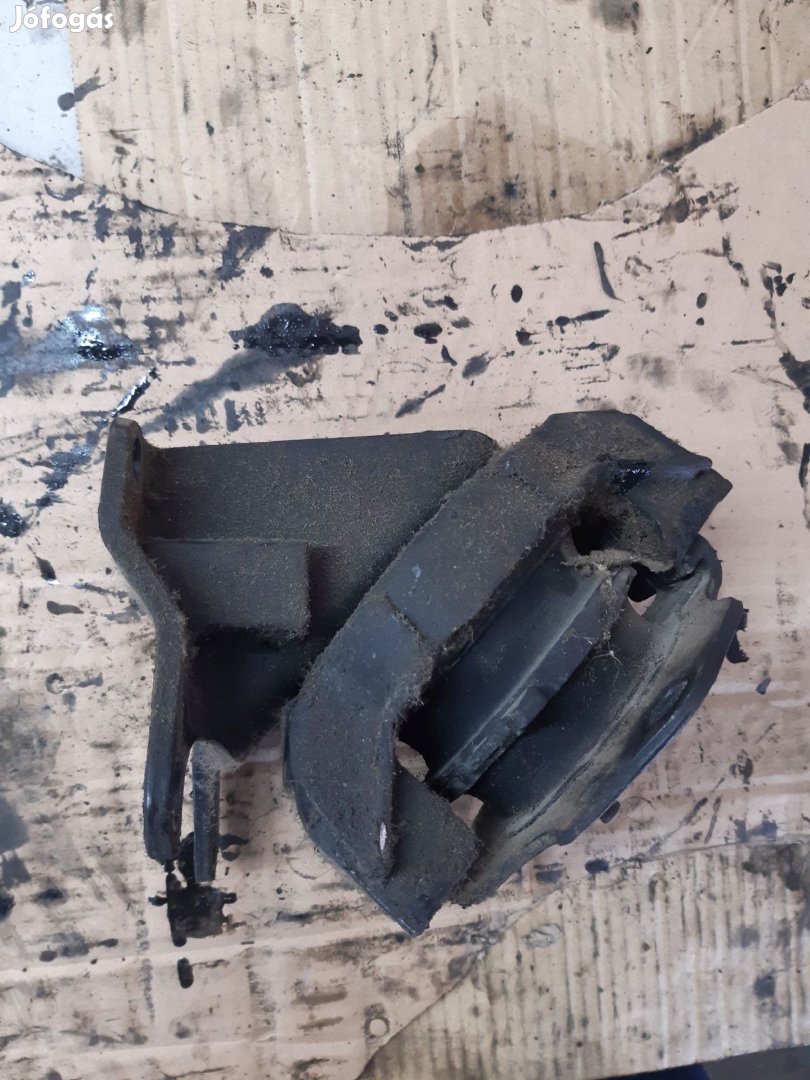 Mitsubishi Pajero II Motortartó Bak