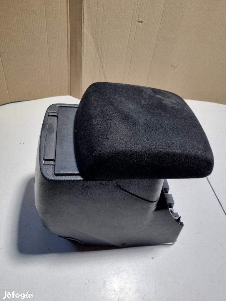 Mitsubishi Pajero IV Könyöklő 8011A37500