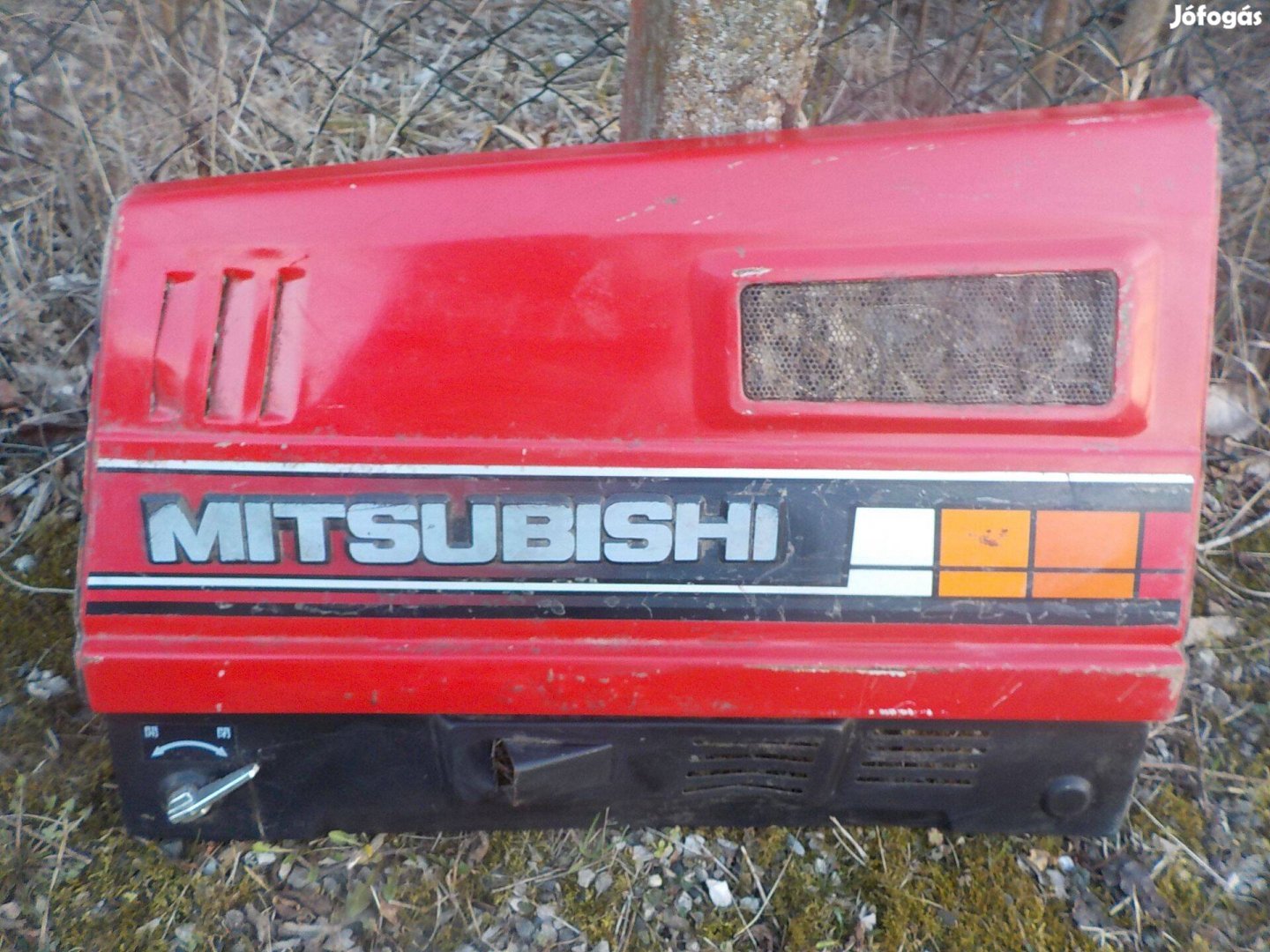Mitsubishi T 16-os traktorra gyári motorháztető burkolat eladó