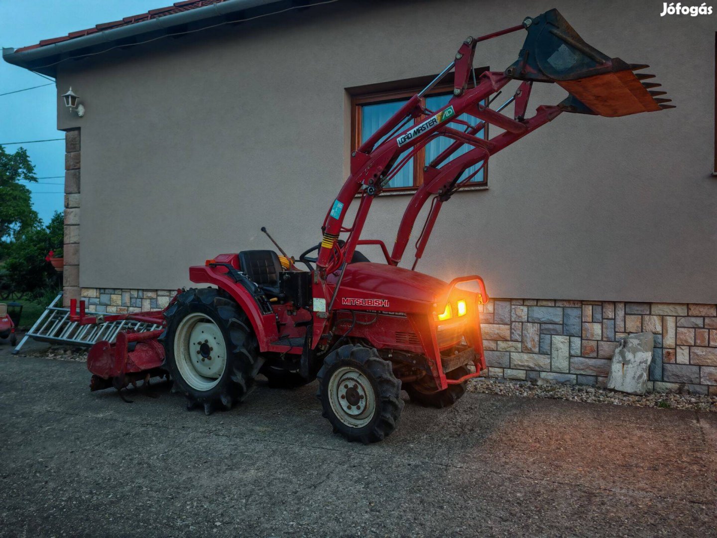 Mitsubishi traktor rakodós 4x4 dízel rakodógép kevés üzemóra