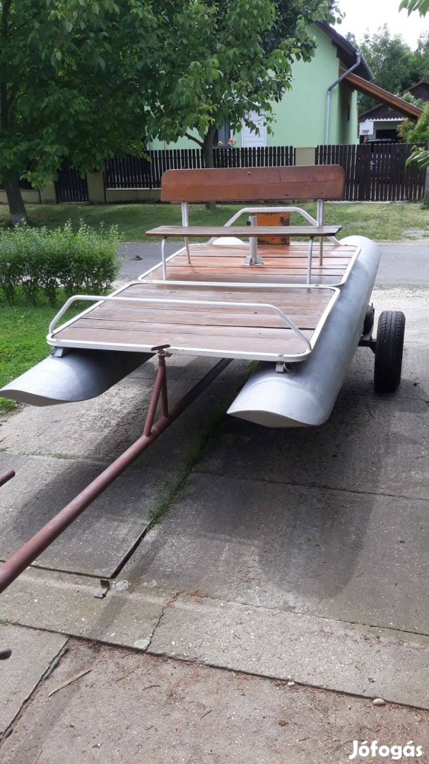 Mobil stég; egyedi, katamarán jellegű csónak