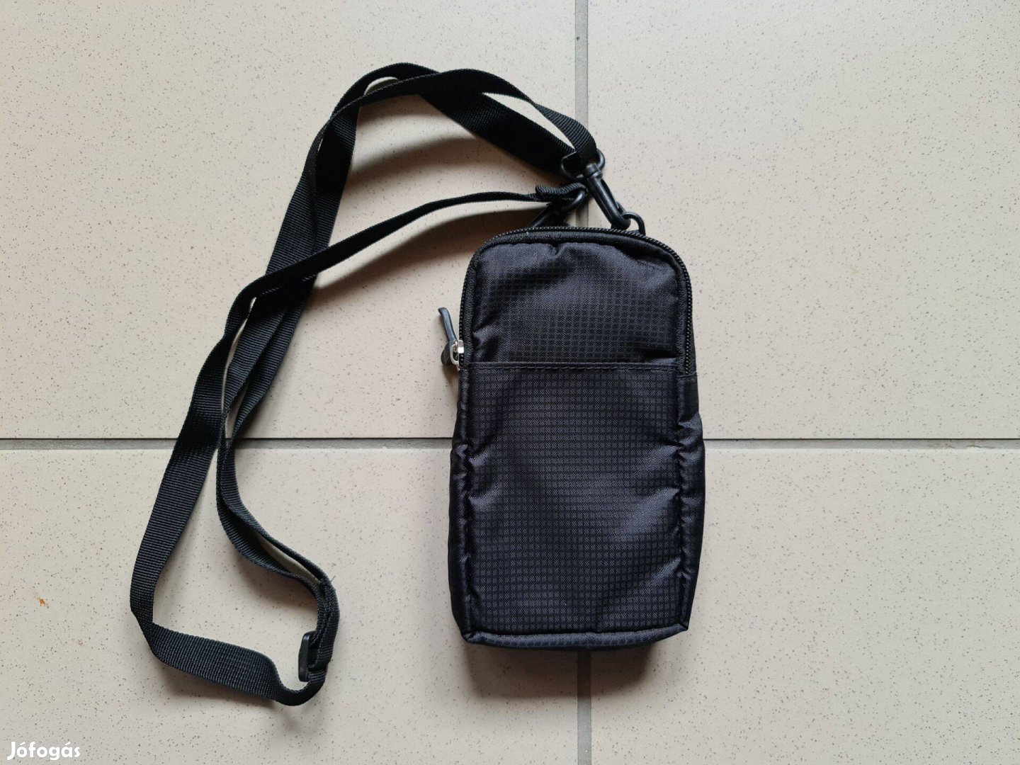 Mobiltelefon tok övre fűzhető 2 rekeszes fekete nyakpánttal