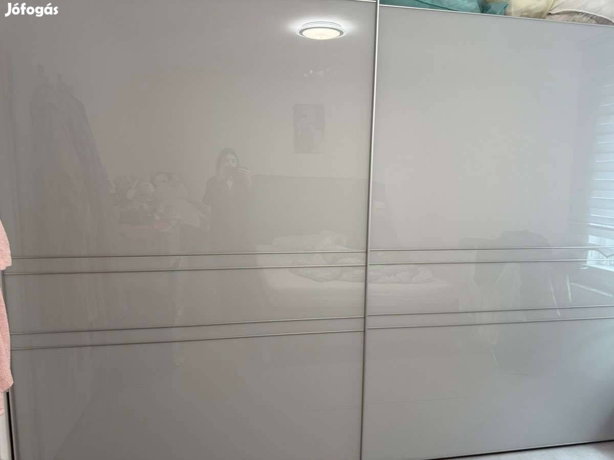 Modern Magasfény hatású üveglapos szürke toló ajtós gardrób