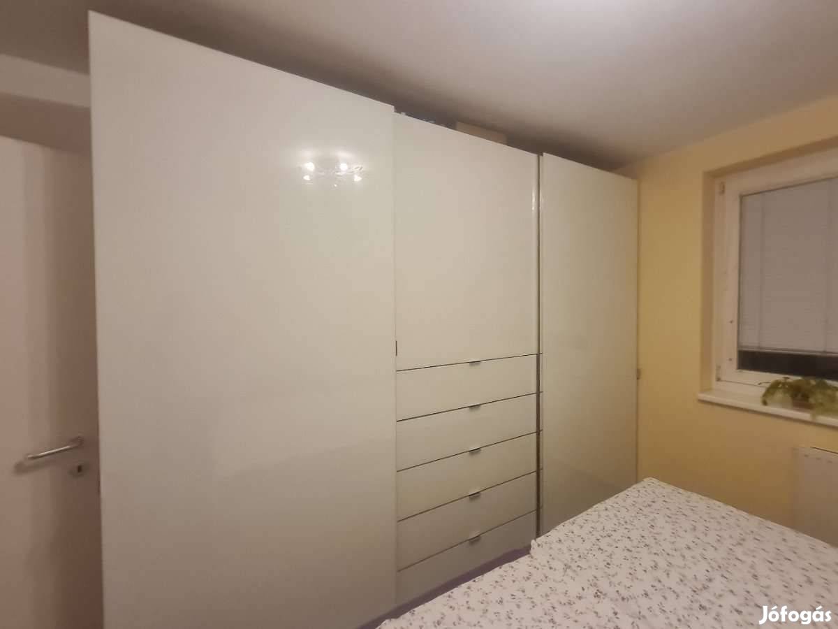 Modern Magasfényű fehér toló ajtós gardrób szekrény