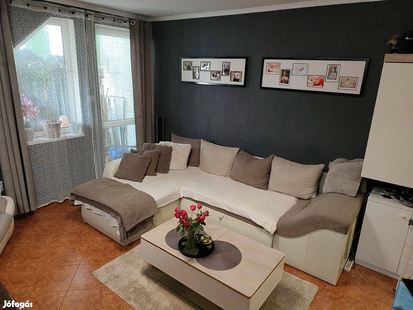 Modern, belső szintes lakás saját udvari beállóval