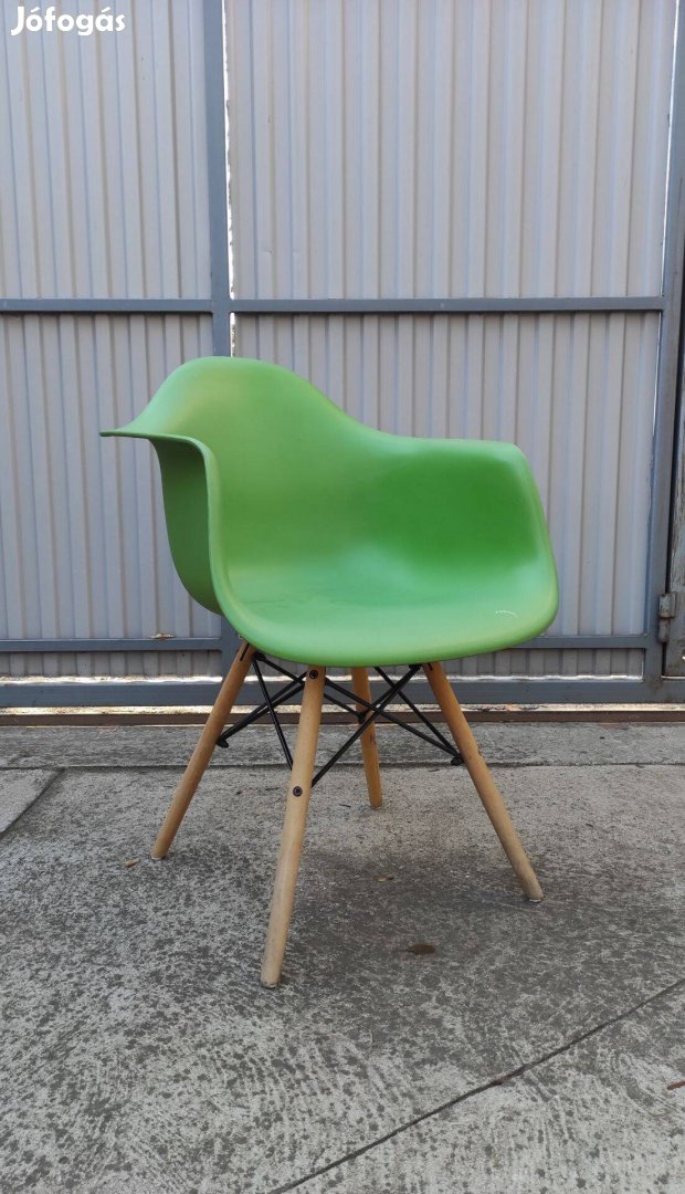 Modern, kényelmes, kerti karosszék bükk lábakkaleladó