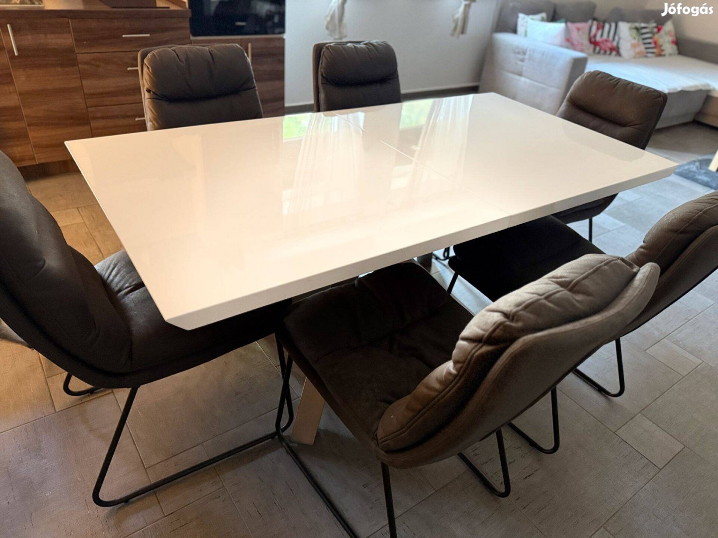 Modern, kihúzható étkezőasztal eladó - 180-240 cm x 90 cm