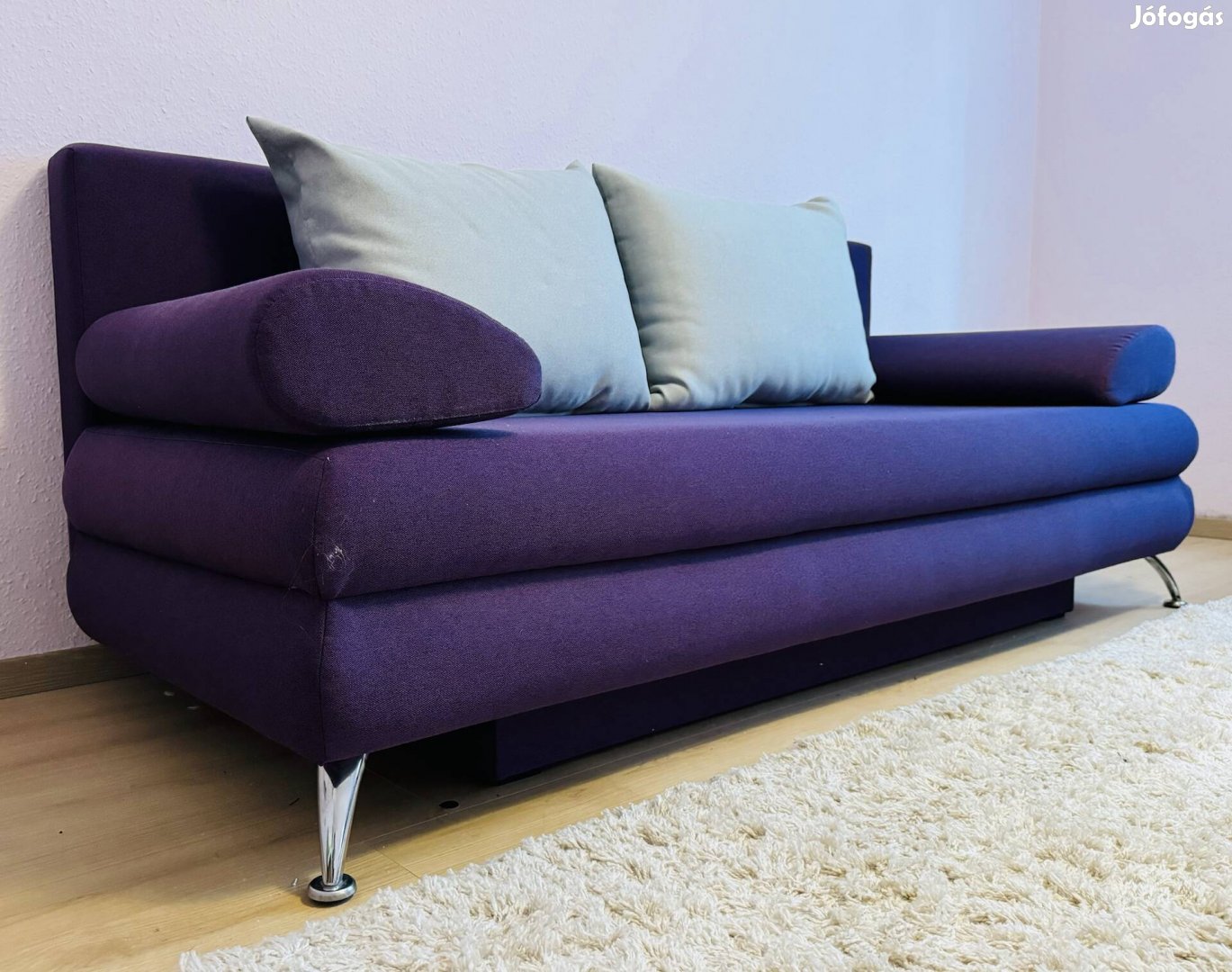 Modern, lila kihúzhatós kanapé eladó
