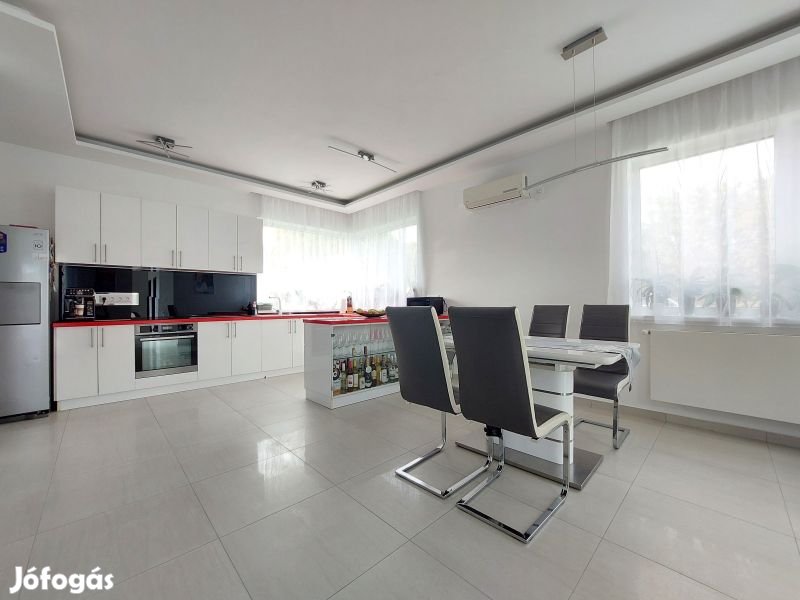 Modern, napelemes-energiatakarékos családi ház Harkányban!