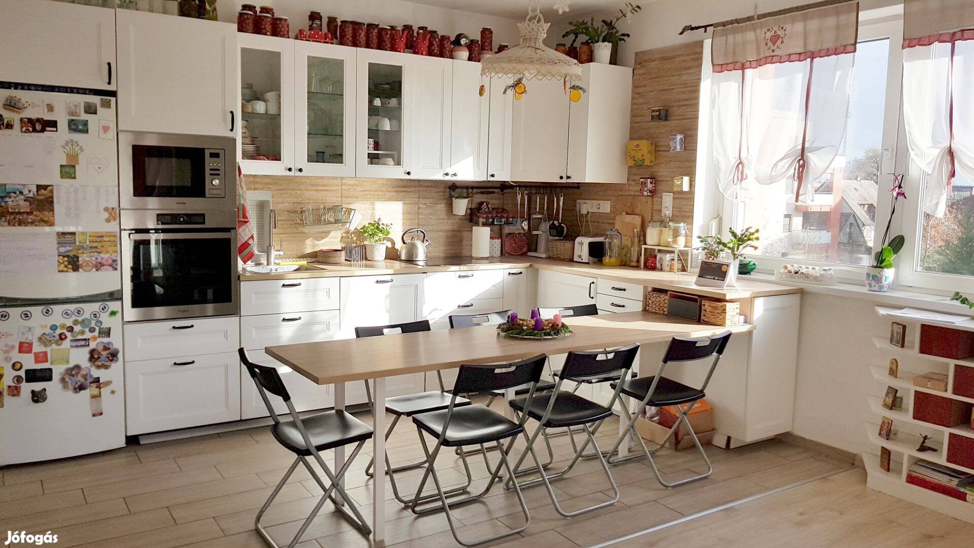 Modern, napfényes lakás 2 terasszal, beállóval, kiváló