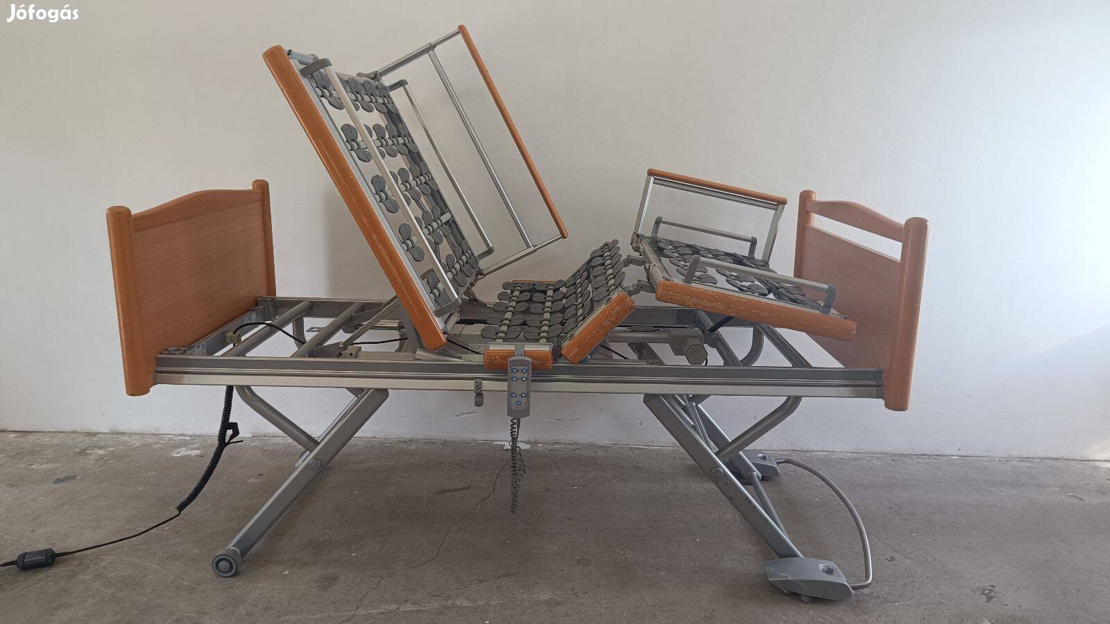Modern elektromos betegágy - 4 funkciós - Osztott oldalrácsokkal (2.)