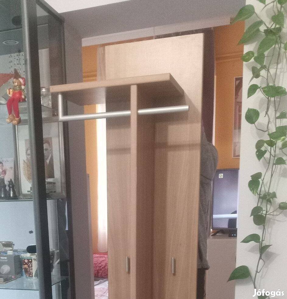 Modern előszobafal, fogas, kalap és cipőtartó polccal.