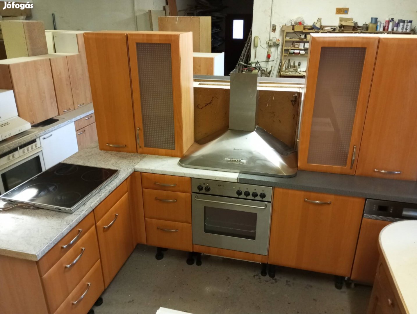 Modern fa haka konyhabútor komplett gépekkel szép állapotban 