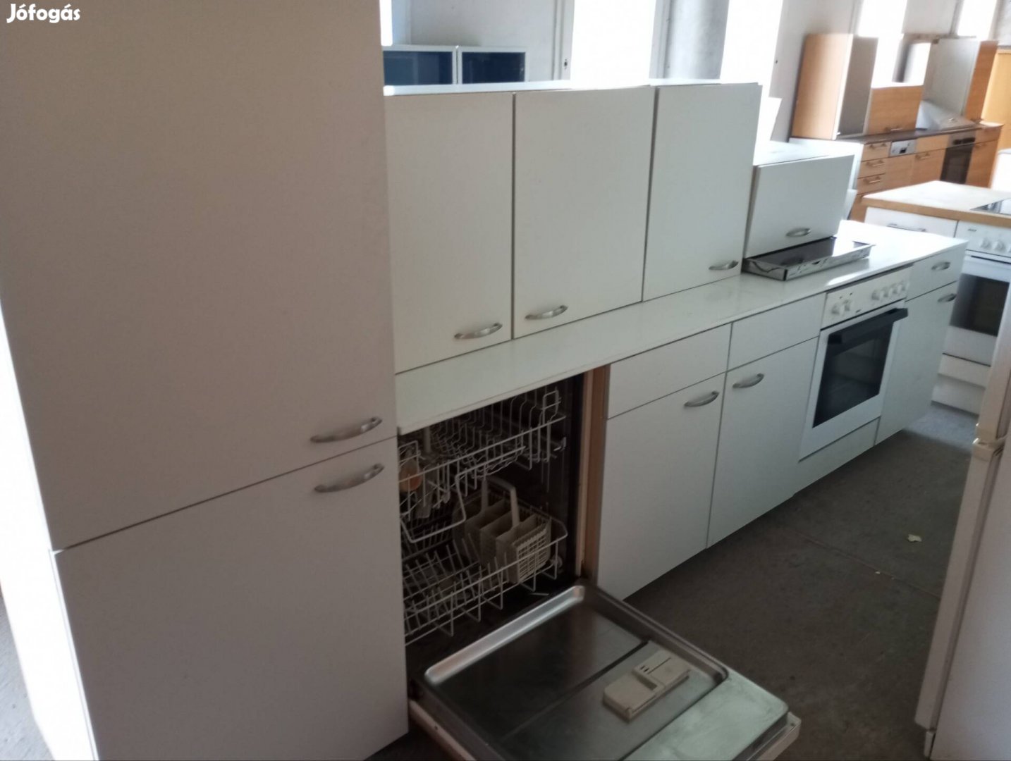 Modern fehér konyhabútor komplett gépekkel szép és jó állapotban 