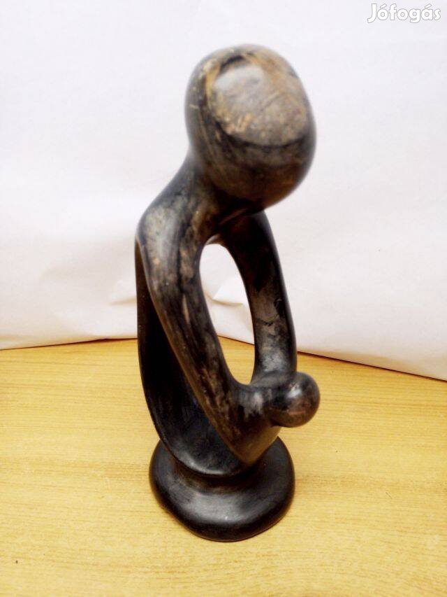Modern fekete gránit szobor: Gyermekét dajkáló anya, egyedi szobrász m