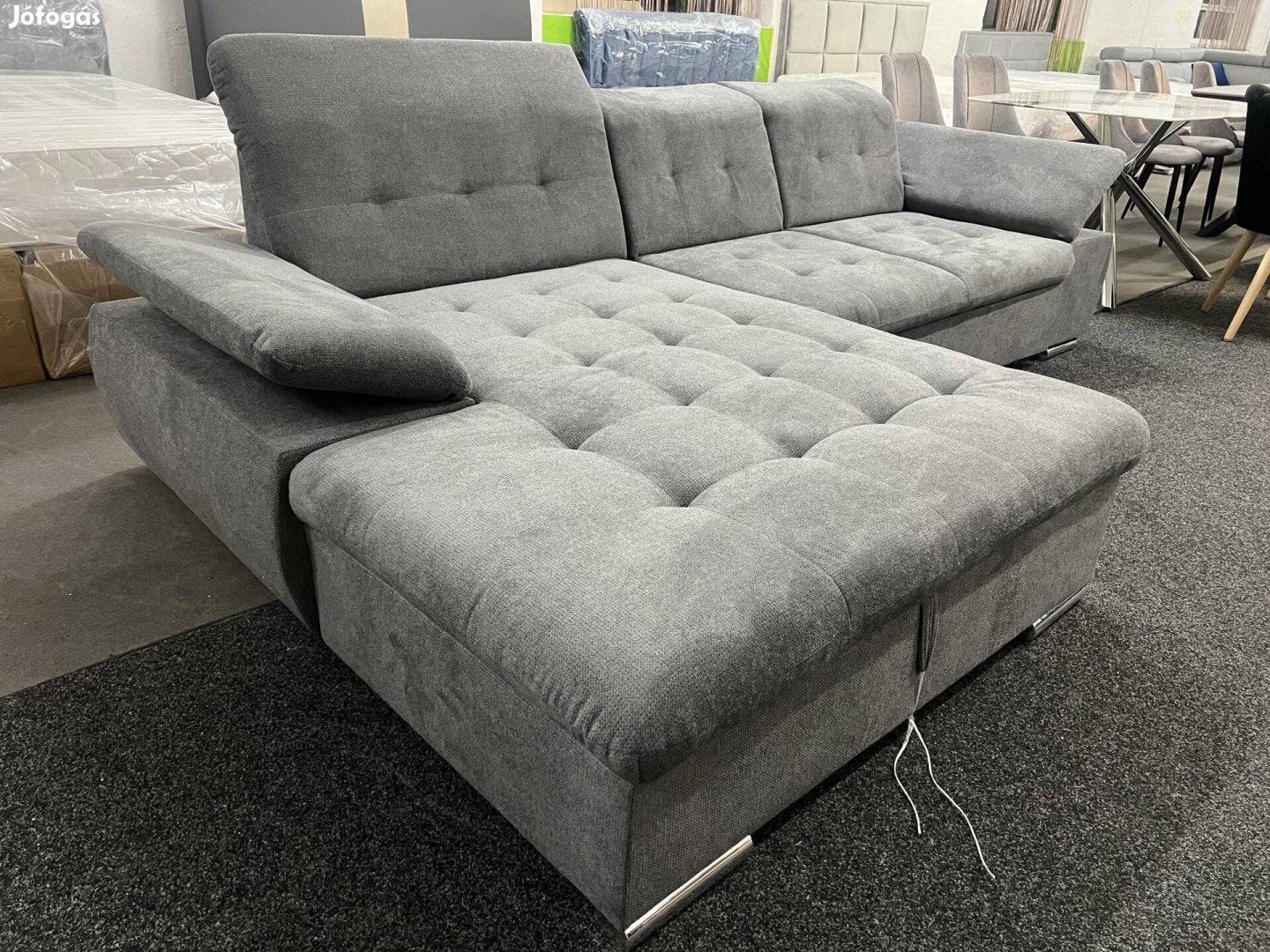 Modern fiatalos kanapé állítható fejtámlákkal eladó 