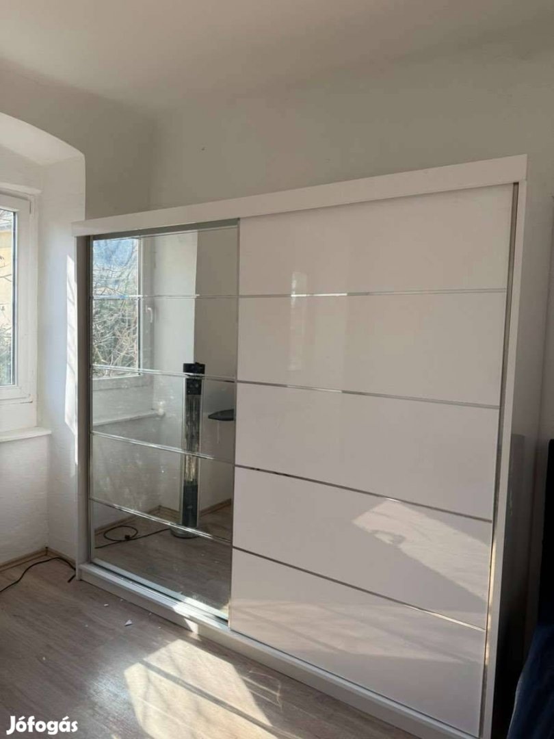 Modern magasfény hatású üveglapos fehér tükrös gardrób