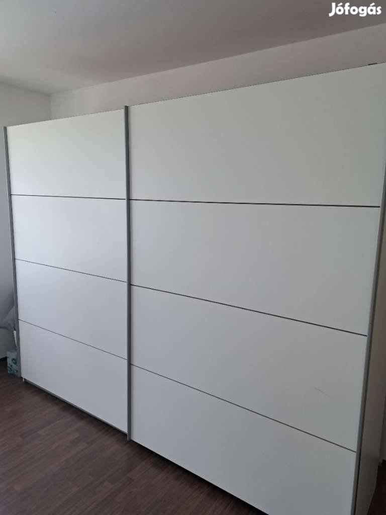 Modern matt fehér toló ajtós gardrób szekrény