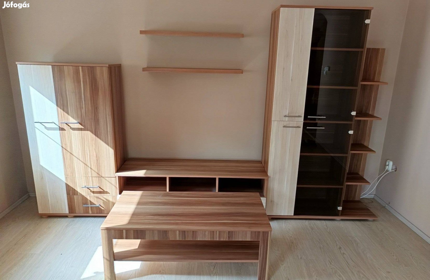 Modern nappali szekrénysor asztallal