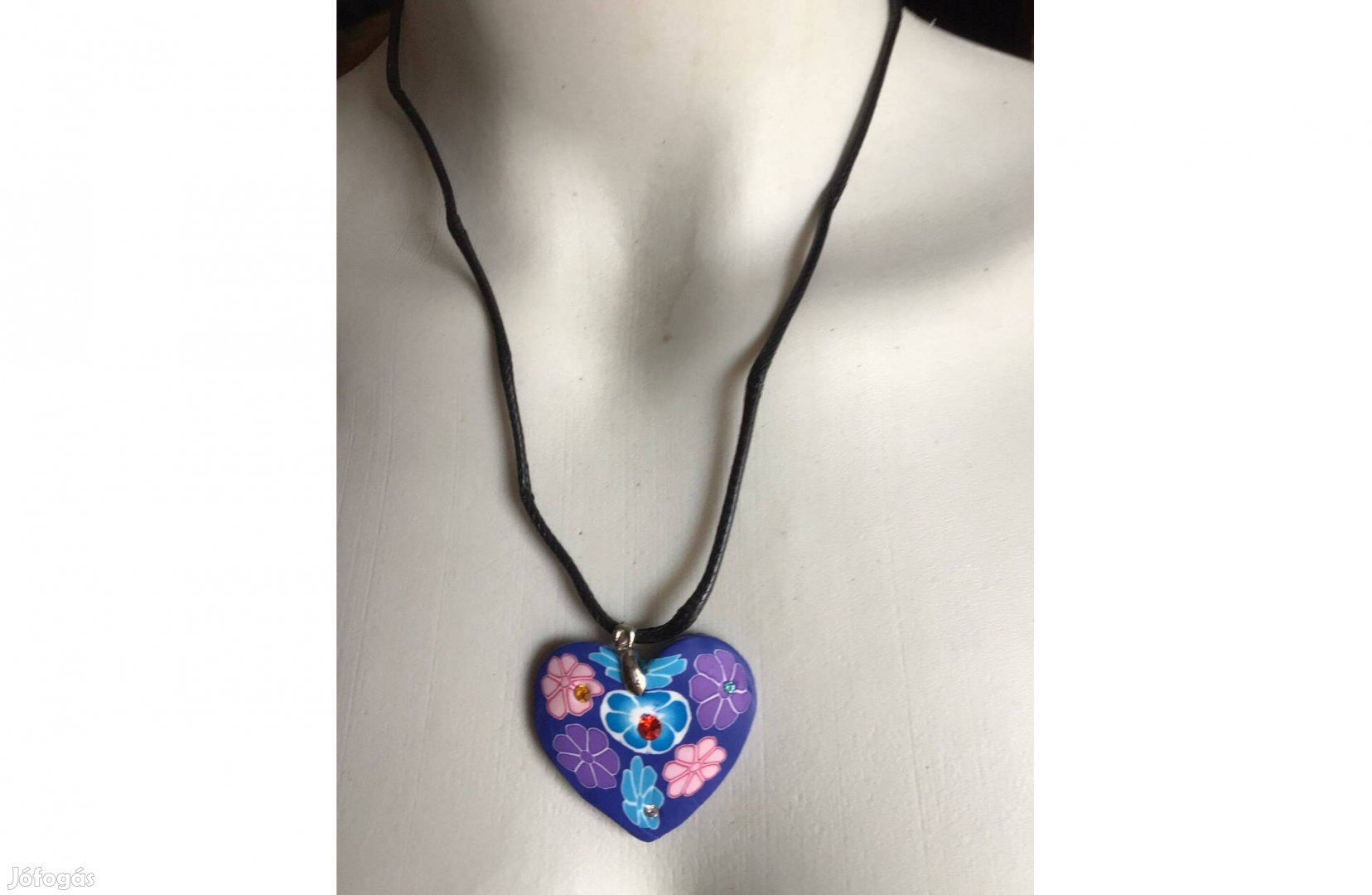Modern nyakék , virágokkal és színes kövekkel díszített kék szív medál