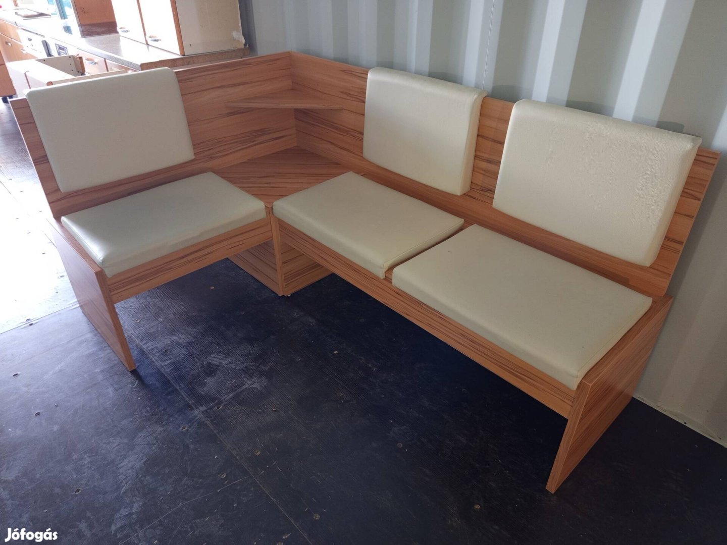 Modern sarok étkezőpad - egyedi design, kényelmes párnákkal