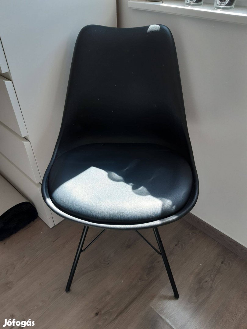 Modern skandináv stílusú szék műbőr ülőkével