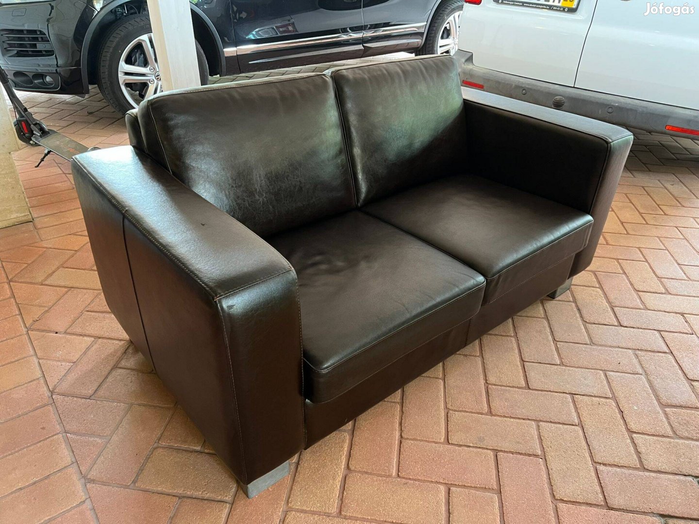 Modern stílusú 2 személyes bőr kanapé