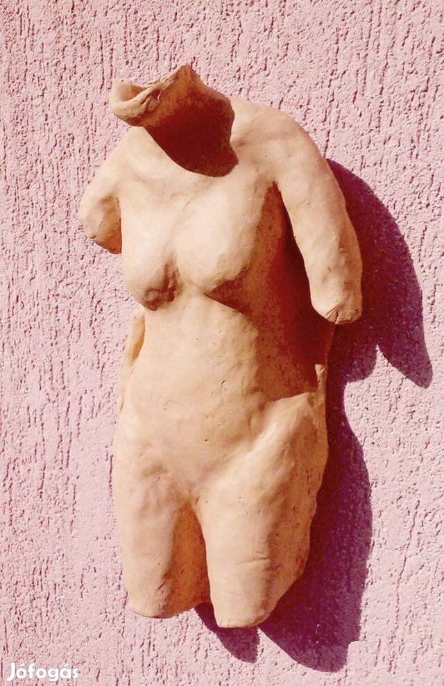 Modern terrakotta torzó, Falra akasztható egyedi kézműves