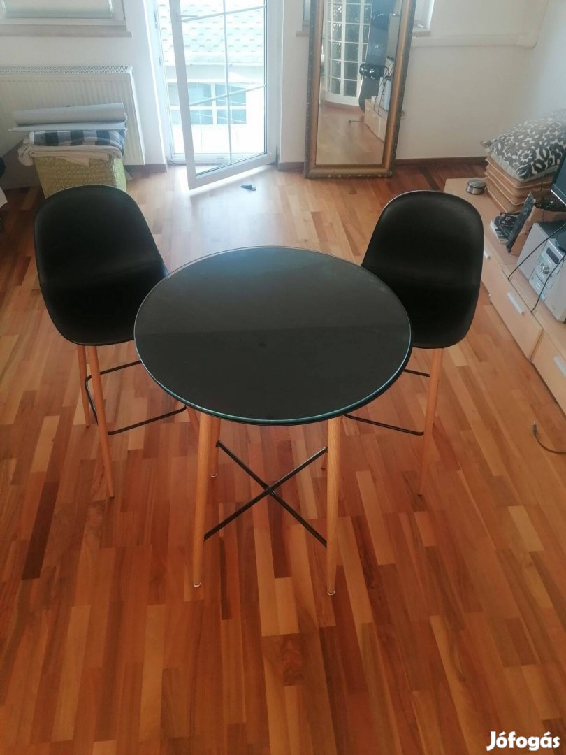 Modern üveges kerek asztal, székekkel