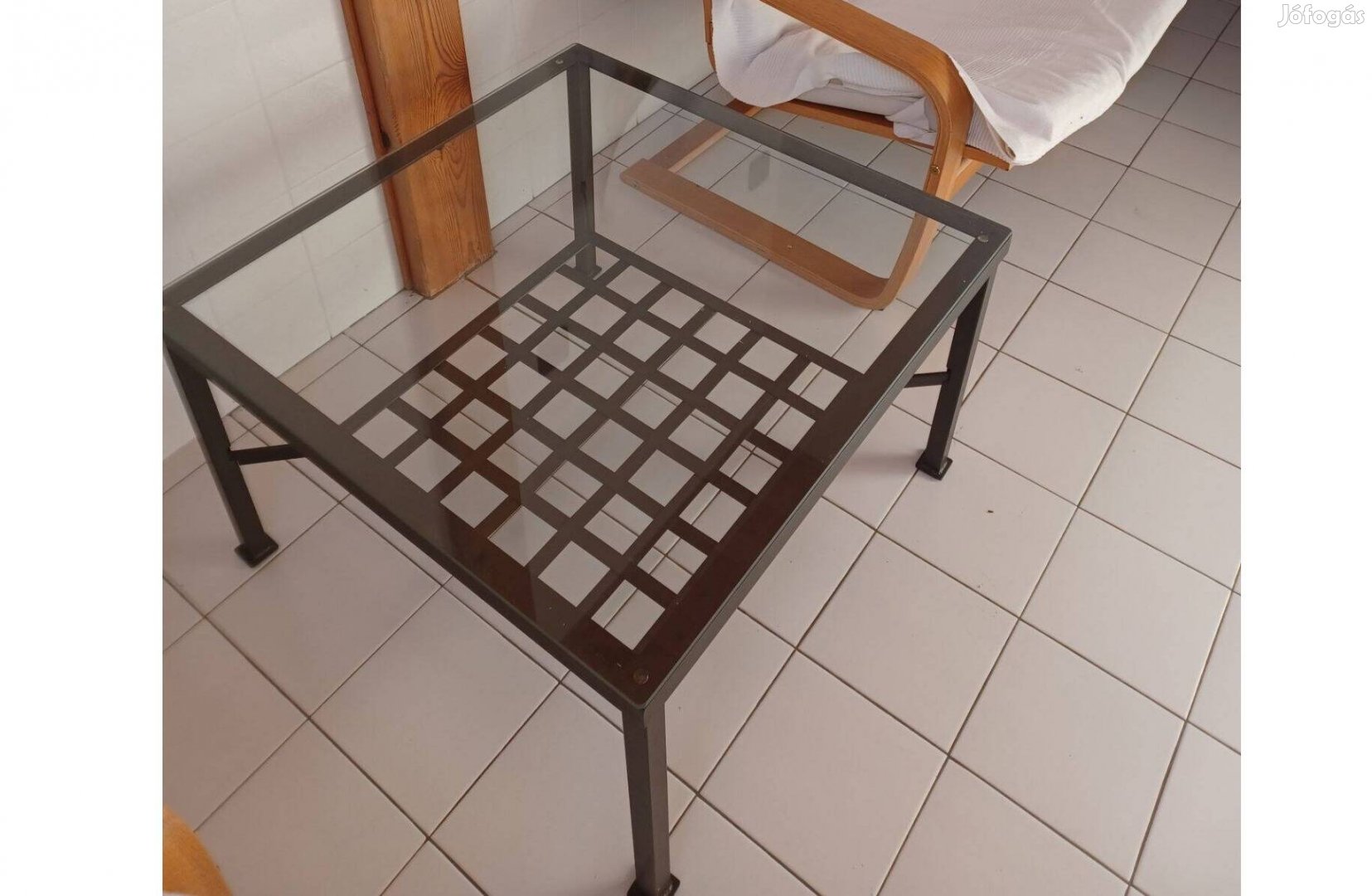 Modern üveglapos dohányzóasztal