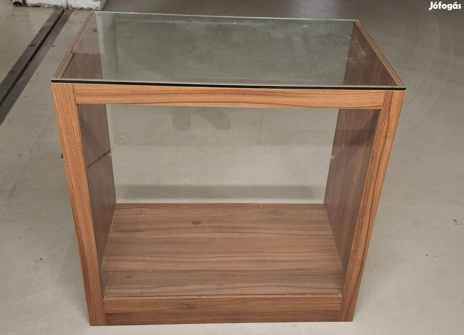 Modern üveglapos vitrin