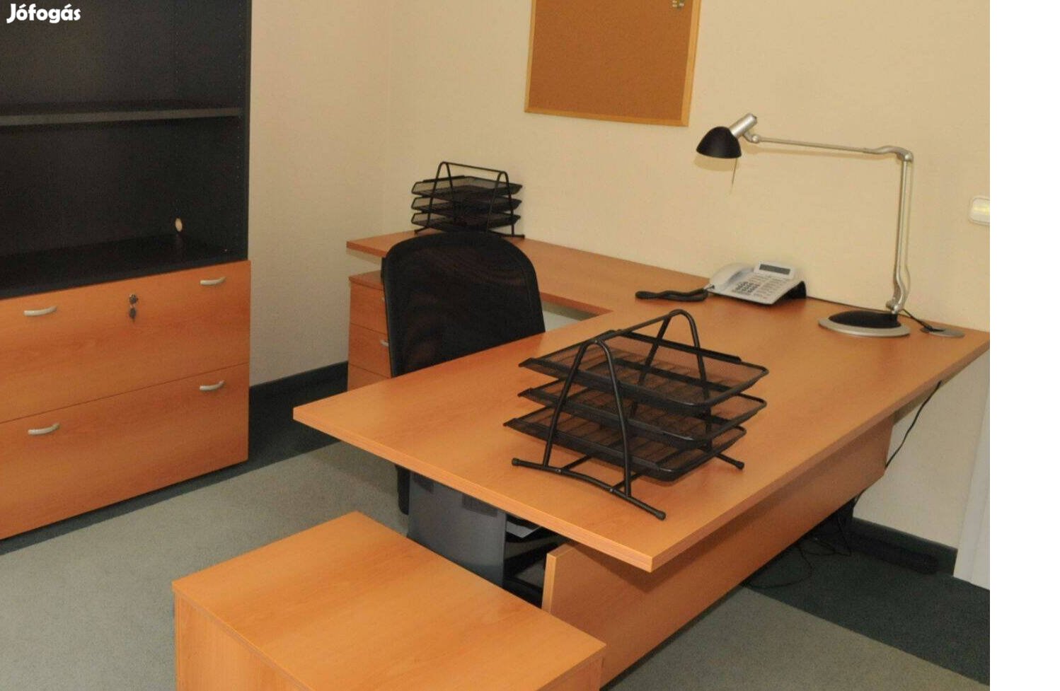 Modern vonalú, minőségi, bükk íróasztal és gurulós konténer