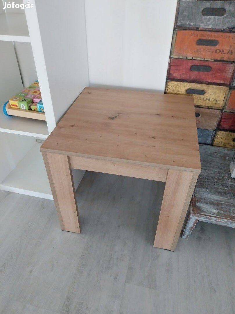 Moemaxos kis asztal
