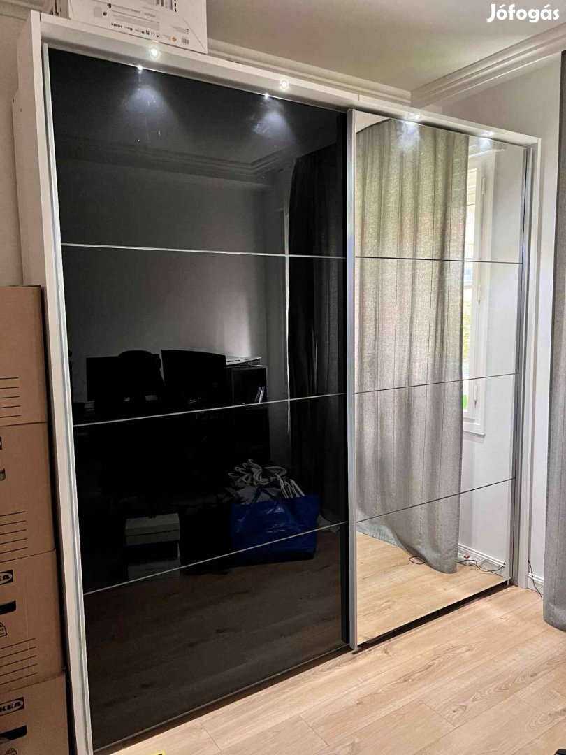 Mömax 230x67x236 tükrös tolóajtós szekrény beépített világítással.