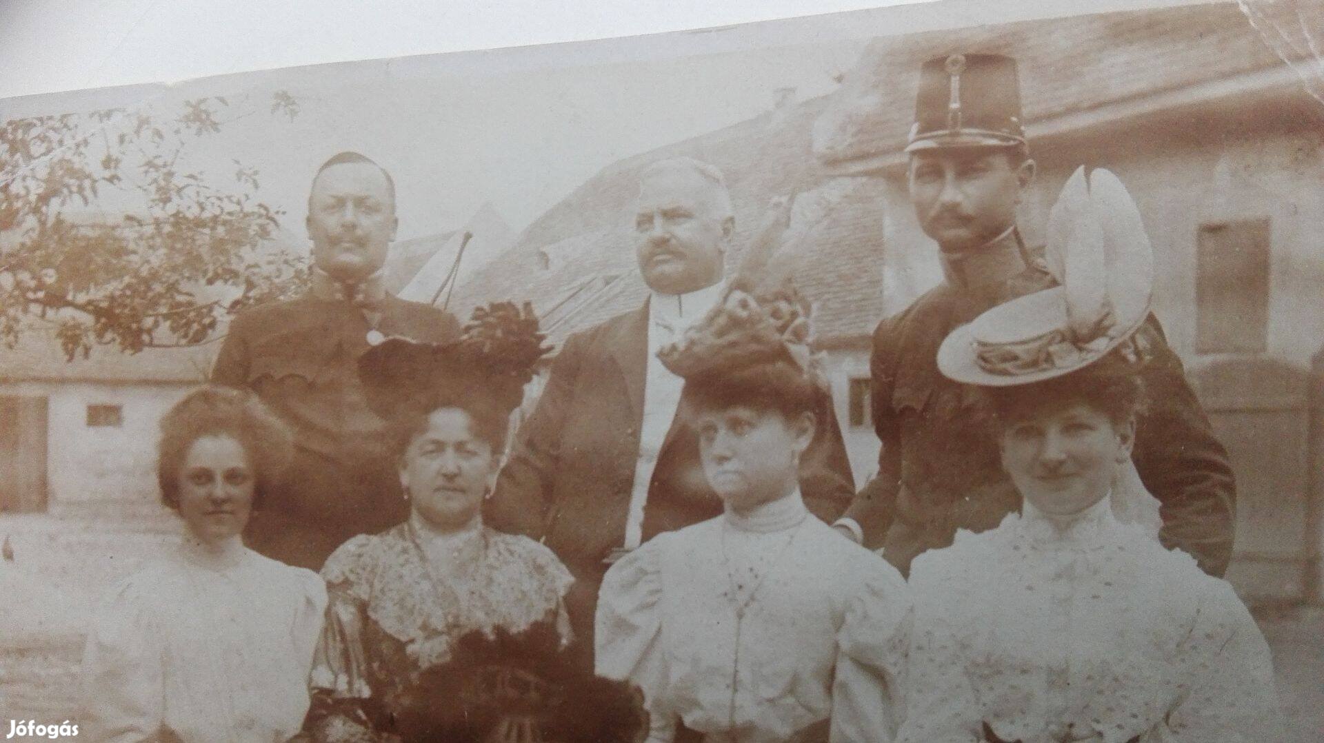 Monarchiás katona családi fotó
