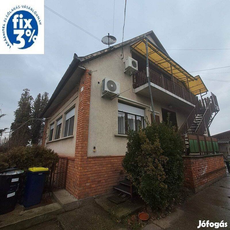 Monor kertvárosban 3 külön lakrészre kialakított ház 1075