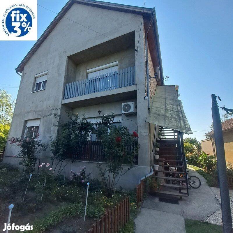 Monor központjától pár percre 3 szoba nappalis emeleti lakás