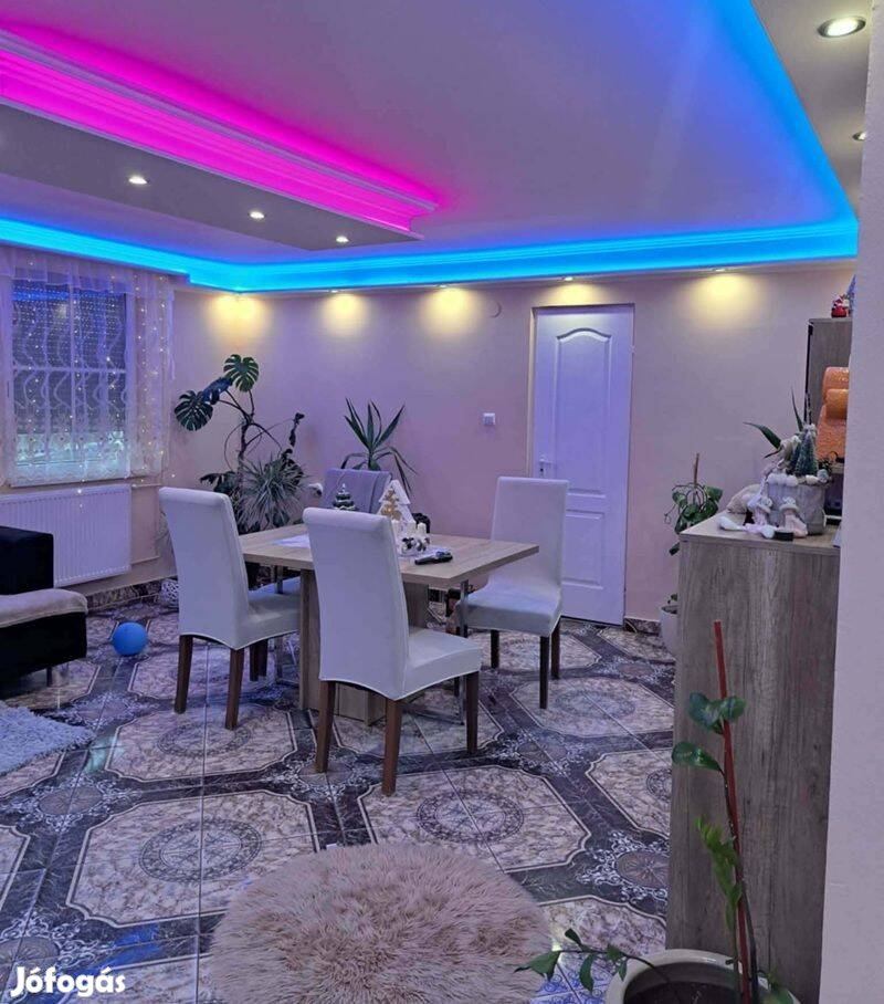 Monor zártkerti részén, 4 szoba 2 nappalis ház 1860 m2