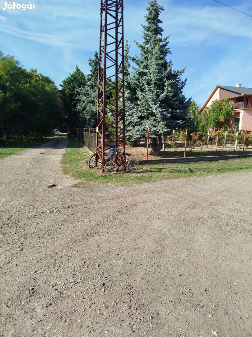Monorierdő központjában sarok telek
