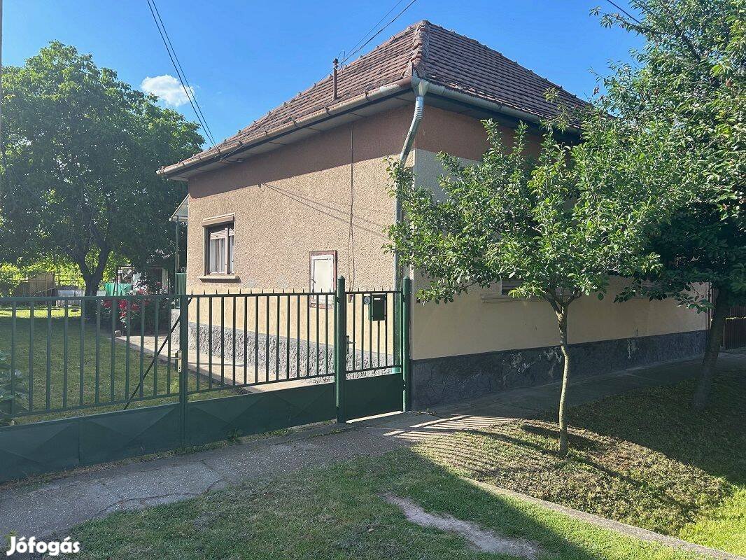 Monoron 2 szobás családi ház 939 m2 telekkel + 30 m2 lakrész