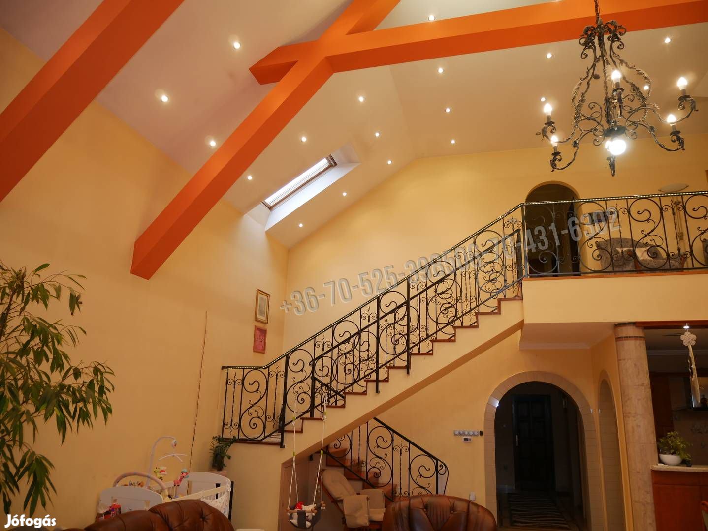 Monoron igényes tetőtér beépítéses galériás családi fészek