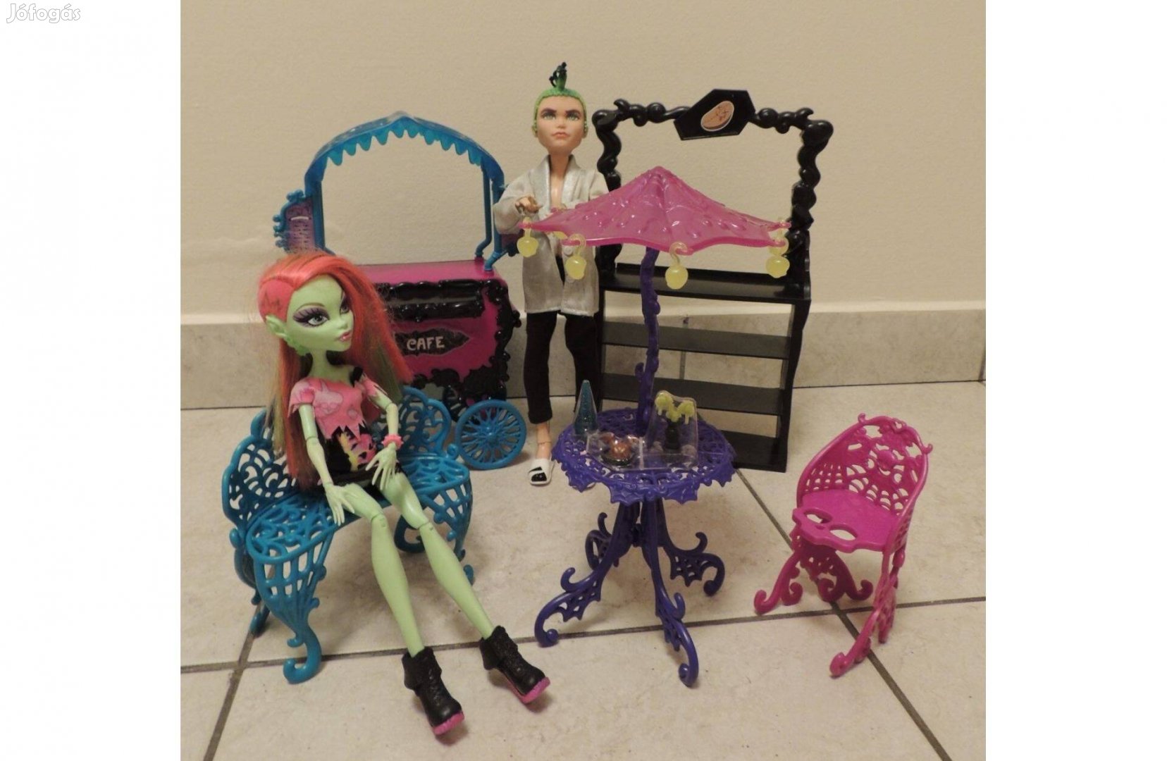 Monster High kávézó két babával