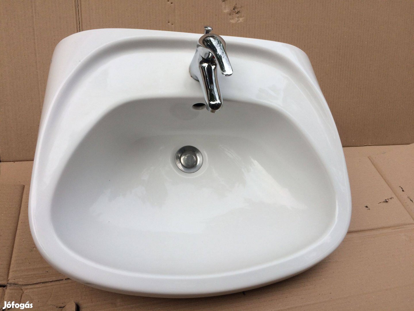 Mosdó alföldi porcelán 55 cm vízcsappal eladó fehér