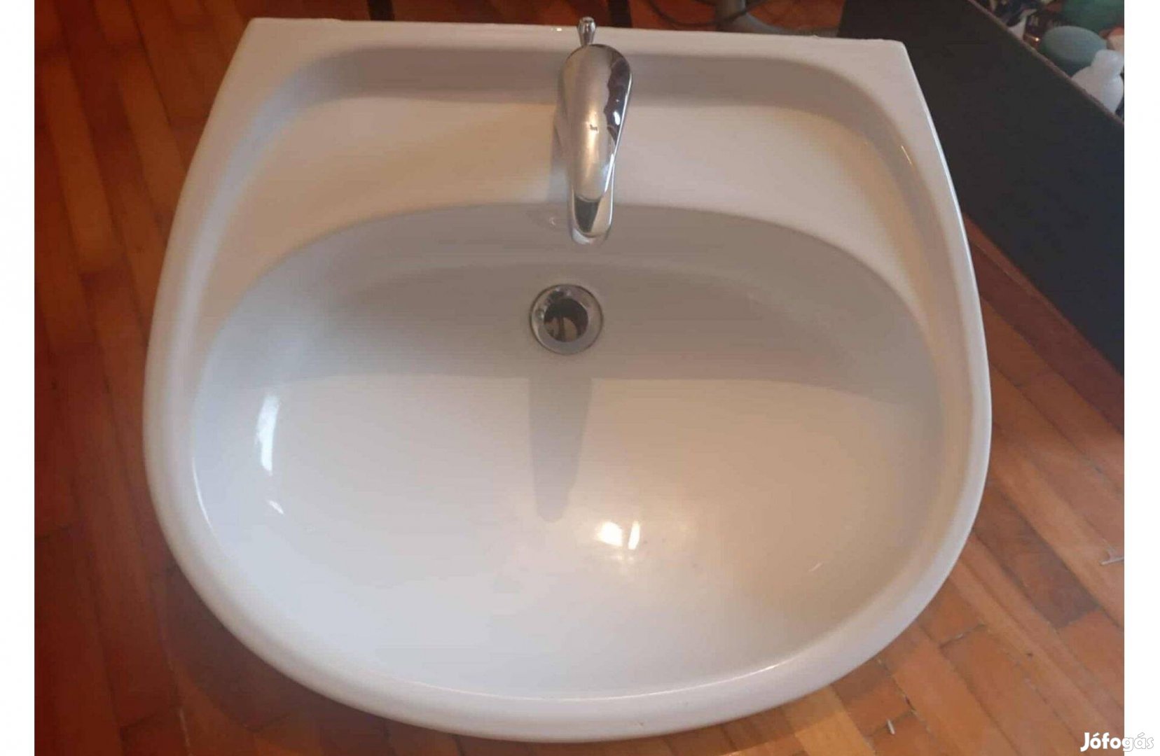 Mosdó kagyló csapteleppel, lábazattal