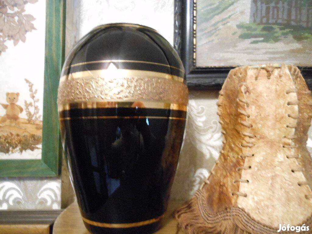 Moser típusú dekoratív arany díszítésű fekete régi üvegváza