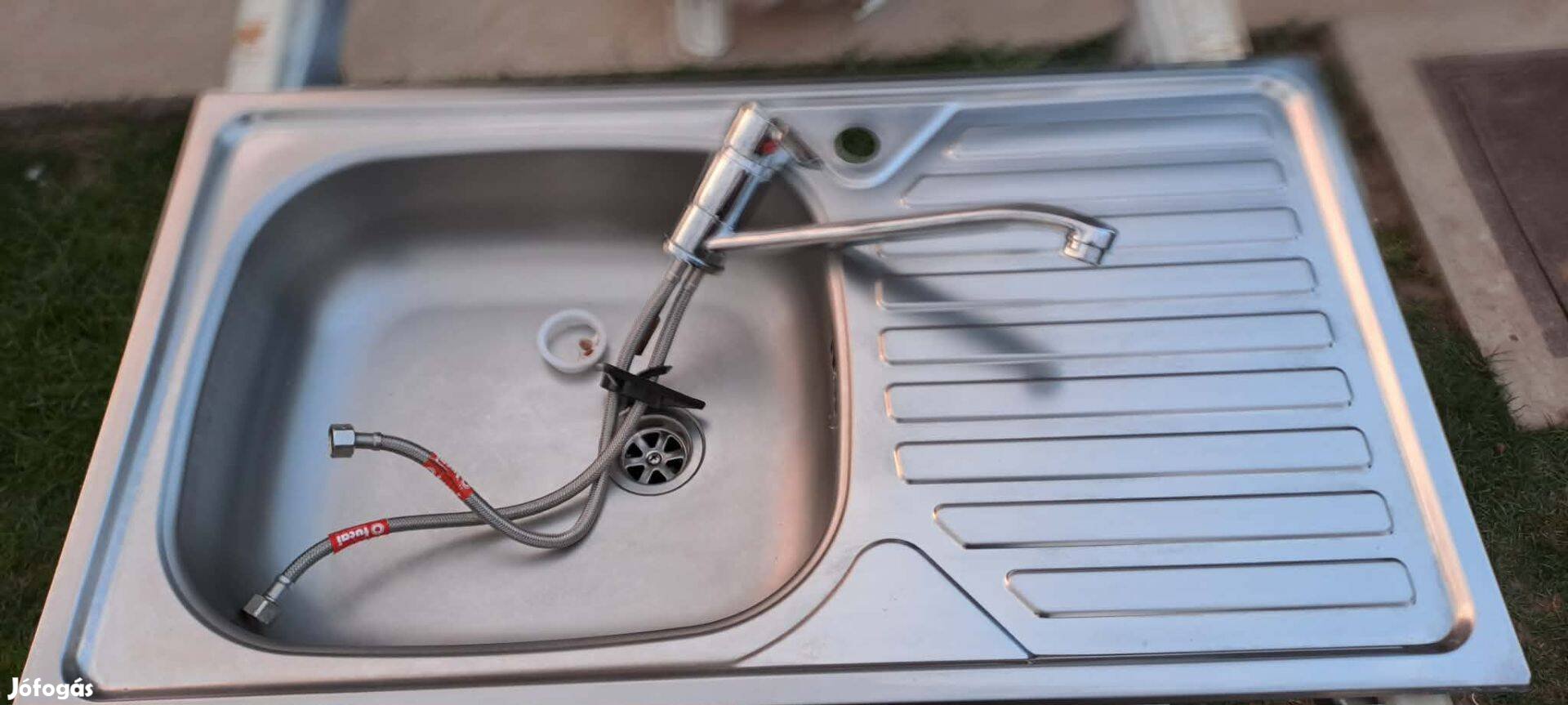 Mosogató tálca csappal